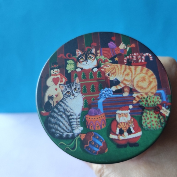 Christmas Holiday Kitty Tin - Picture 3 of 6